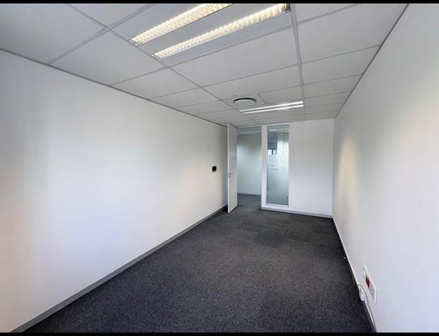 22M² SERVICED OFFICE TO LET IN VORNA VALLEY